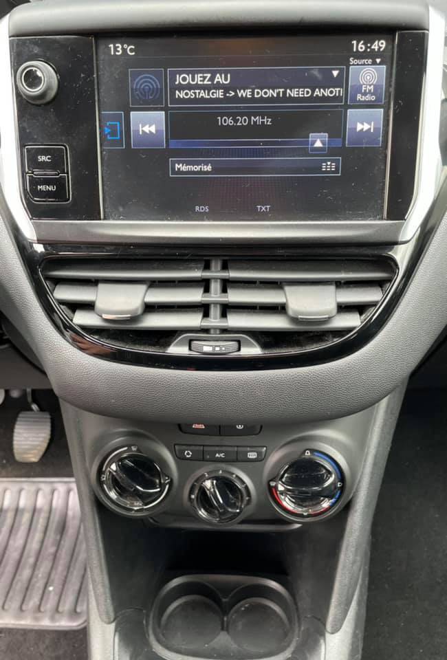 PEUGEOT 208